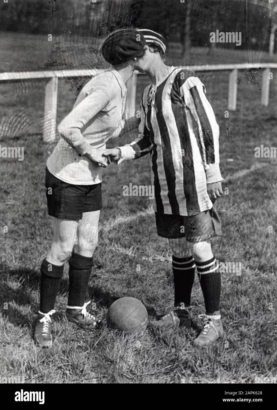 National Archive/ 022004194 Women's Football 1920, zwischen England und Frankreich (Ergebnis 2-0) in Preston, England 1920. Foto: Der Gruß zwischen den beiden Kapitänen (Englisch mit dem gestreiften Hemd). Frauenfußball. Die Mannschaftskapitäne grüßen sich mit einem Kuss. England, Preston, 1920. Stockfoto