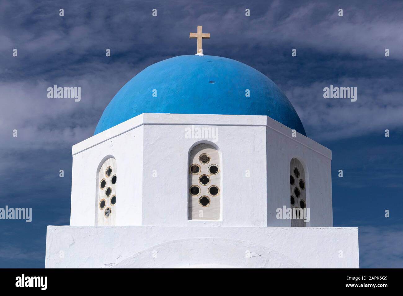 Blaue Kuppel des Chuich des Heiligen Theodosias in Pyrgos Kallistis, Santorini, Griechenland Stockfoto