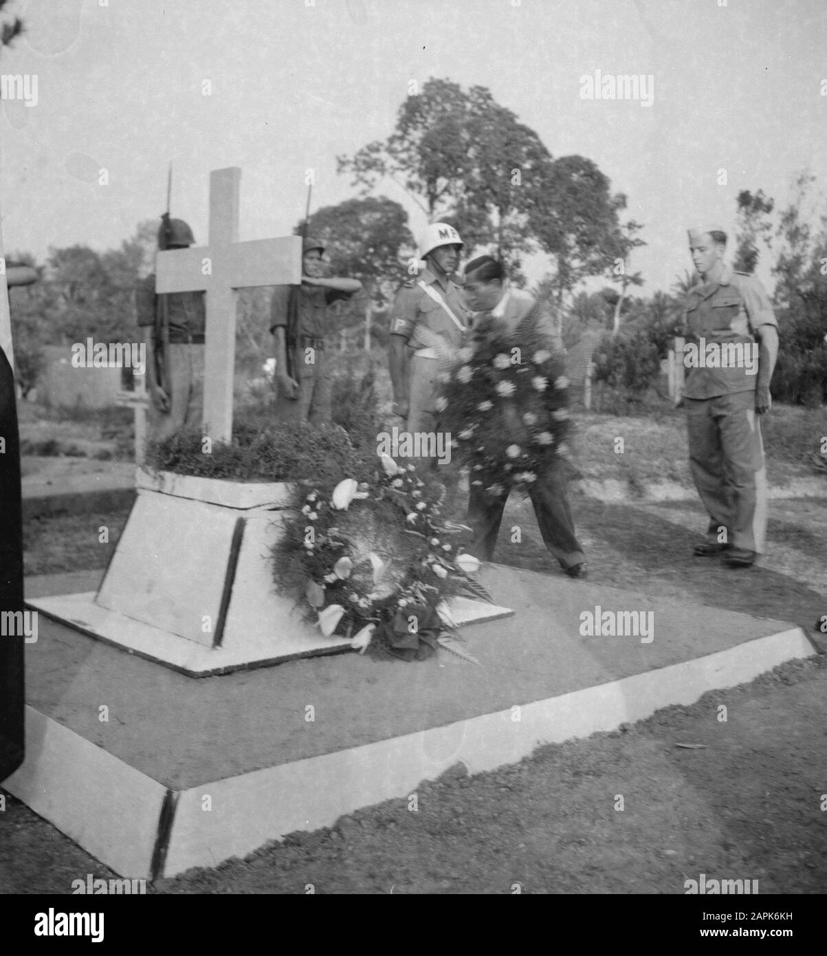 V.J. Tag Gedenken Palembangs Beschreibung: "Victory Day Gedenkfeier Palembangs. Hochfest in Honorefeld. Die feierliche Kranzniederlegung auf dem Friedhof bei Charitas in Palembangs durch den Vorsitzenden des Beirats für Süd-Sumatra, Abdul Malik. Datum: 15. August 1948 Ort: Indonesien, Niederländisch-Ostindien Stockfoto