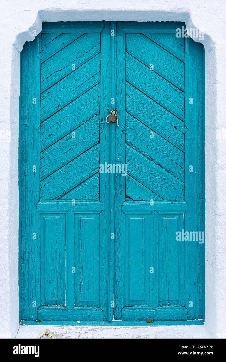Türe aus türkisfarbenem Holz in Pyrgos Kallisits, Santorini, Griechenland Stockfoto