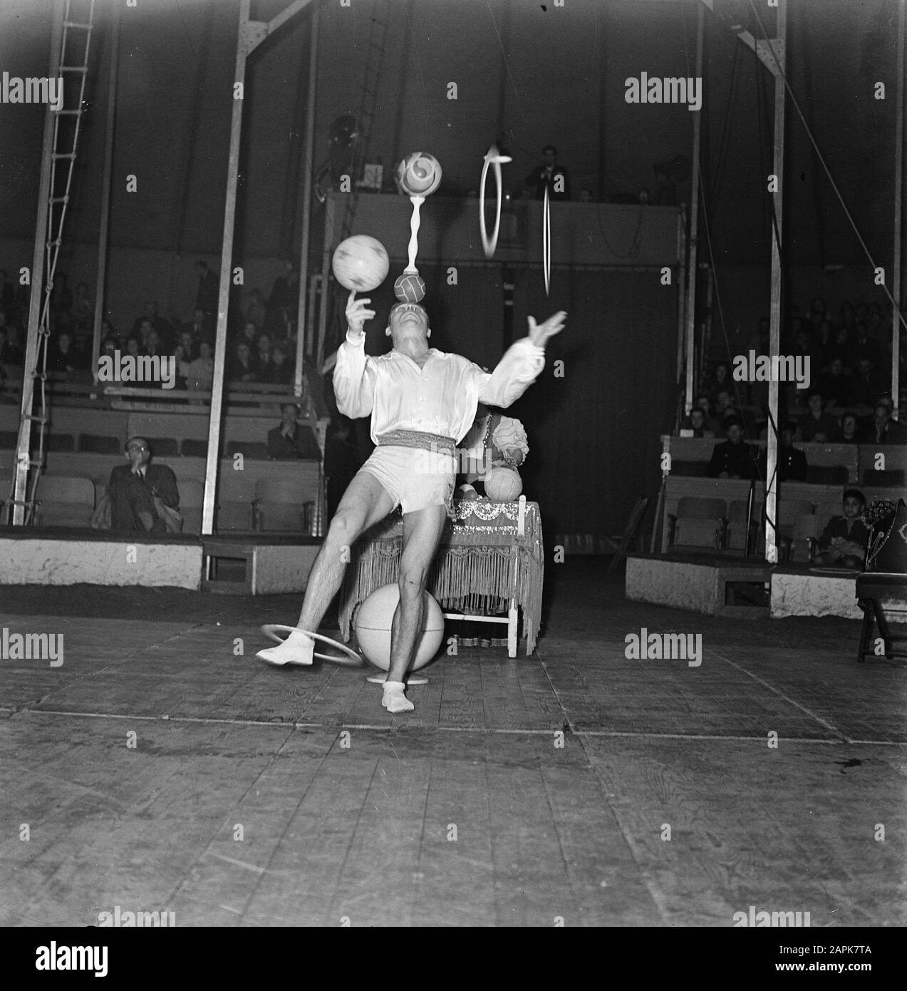 Zirkus Mikkenie. Jongleur mit Kugeln und Ringen Datum: 24. Oktober 1948 Schlagwörter: Zirkusse, Jongleure persönlicher Name: Zirkus Mikkenie Stockfoto