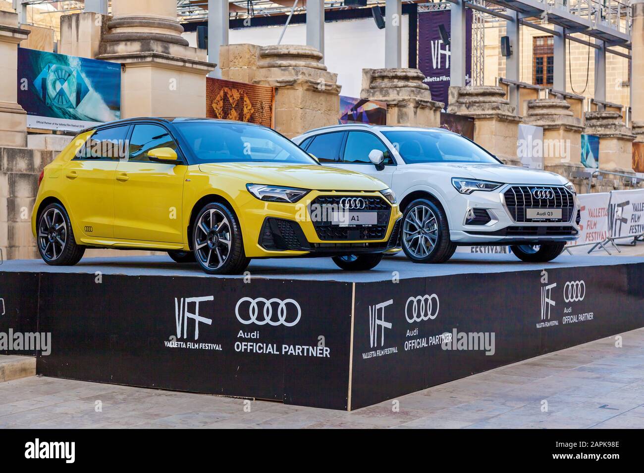 Malta Valletta 16. Juni 2019: Brand Audio präsentiert neue Autos auf Malta. Zwei Autos stehen auf einer Bühne auf der Straße. Stockfoto