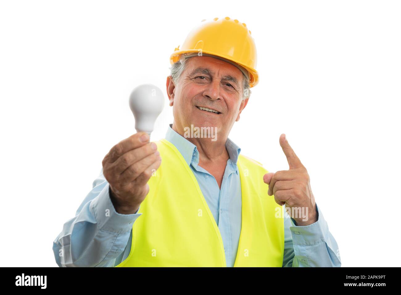 Freudiger alter männlicher Architekt, der Gummilichtbirne hält und mit dem Zeigefinger, der auf weiß isoliert ist, eine gute Geste macht Stockfoto