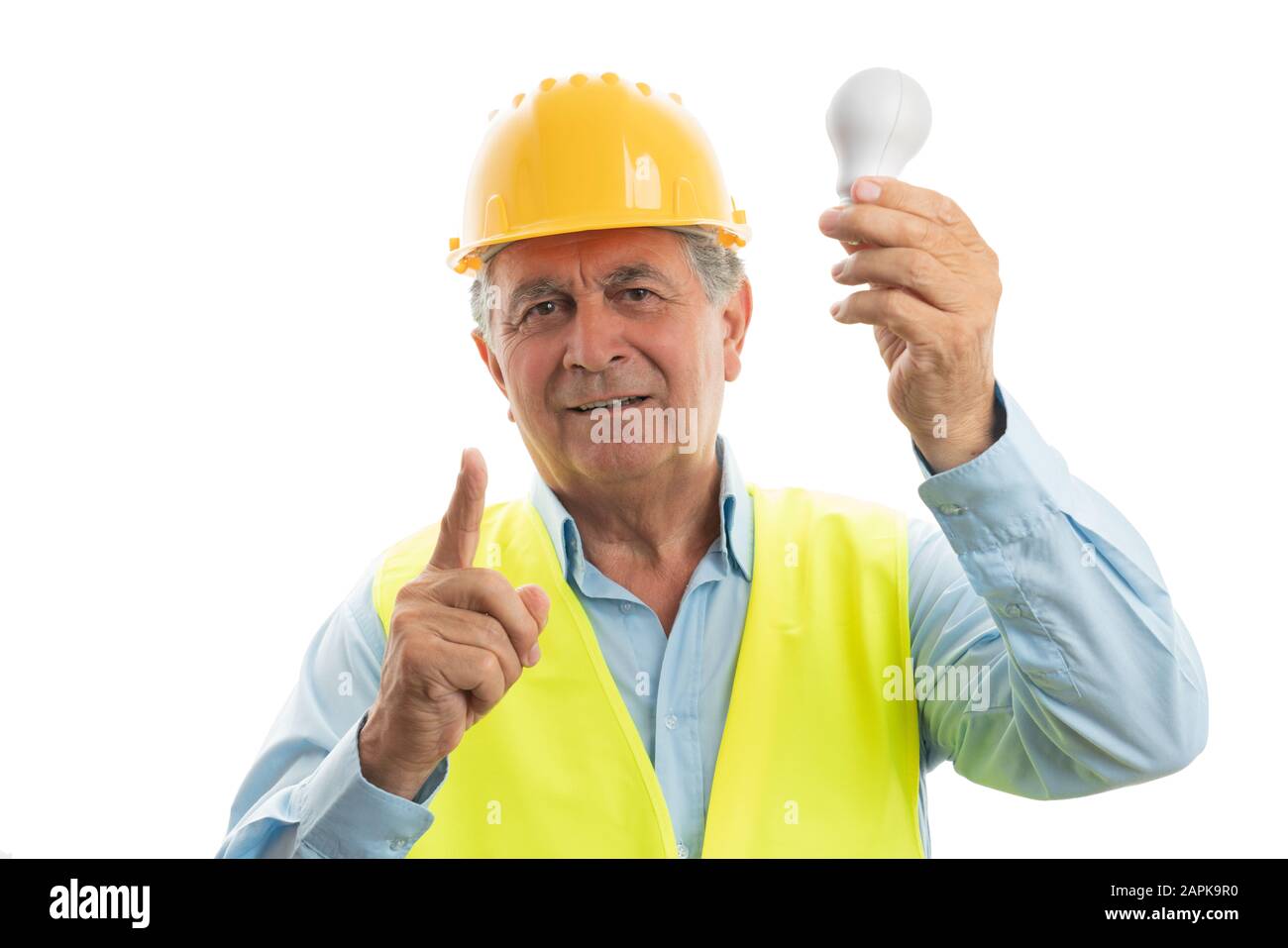 Fröhlicher alter Ingenieur, der mit Zeigefinger und Gummilichtlampe auf weißem Hintergrund eine geniale Ideengeste macht Stockfoto