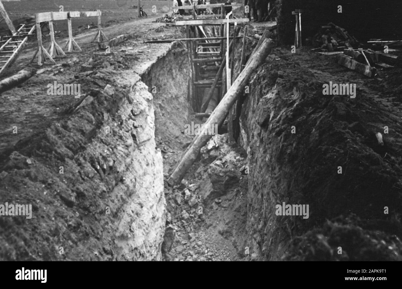 8.2x8.2 Struts bei Erdarbeiten Datum: Februar 1950 Schlagwörter: Erdarbeiten, Streben Stockfoto
