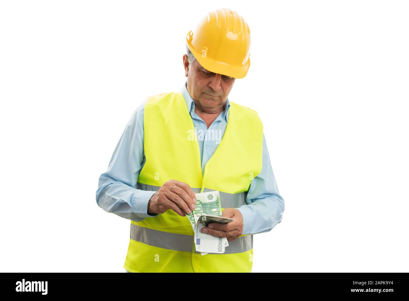 Alter männlicher Ingenieur rechnet Geld als Bestechungs- oder Zahlungskonzept isoliert auf weißem Hintergrund Stockfoto