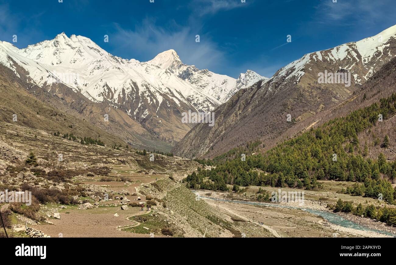 Schöne Landschaft mit schneebedeckten Bergen im Himalaya rund um das Dorf Chitkul in Kinnaur, Indien. Stockfoto