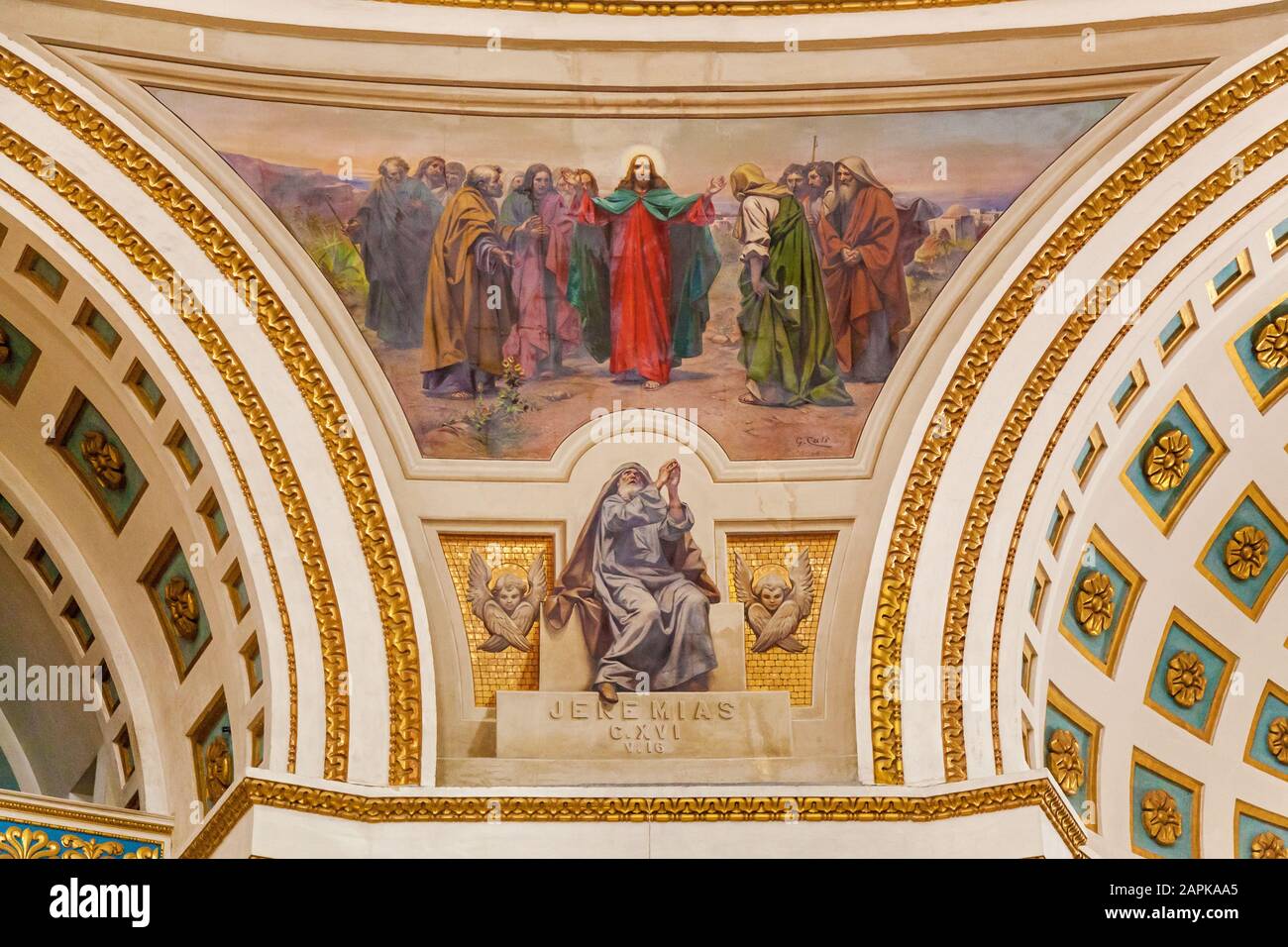 Mosta, Malta 13. Juni 2019: Das Innere der Rotunde der Mariä-Himmelfahrts-Basilika mit malerischer Kuppel und Dekor Stockfoto