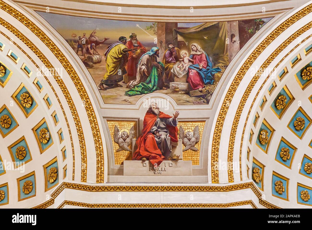 Mosta, Malta 13. Juni 2019: Das Innere der Rotunde der Mariä-Himmelfahrts-Basilika mit malerischer Kuppel und Dekor Stockfoto