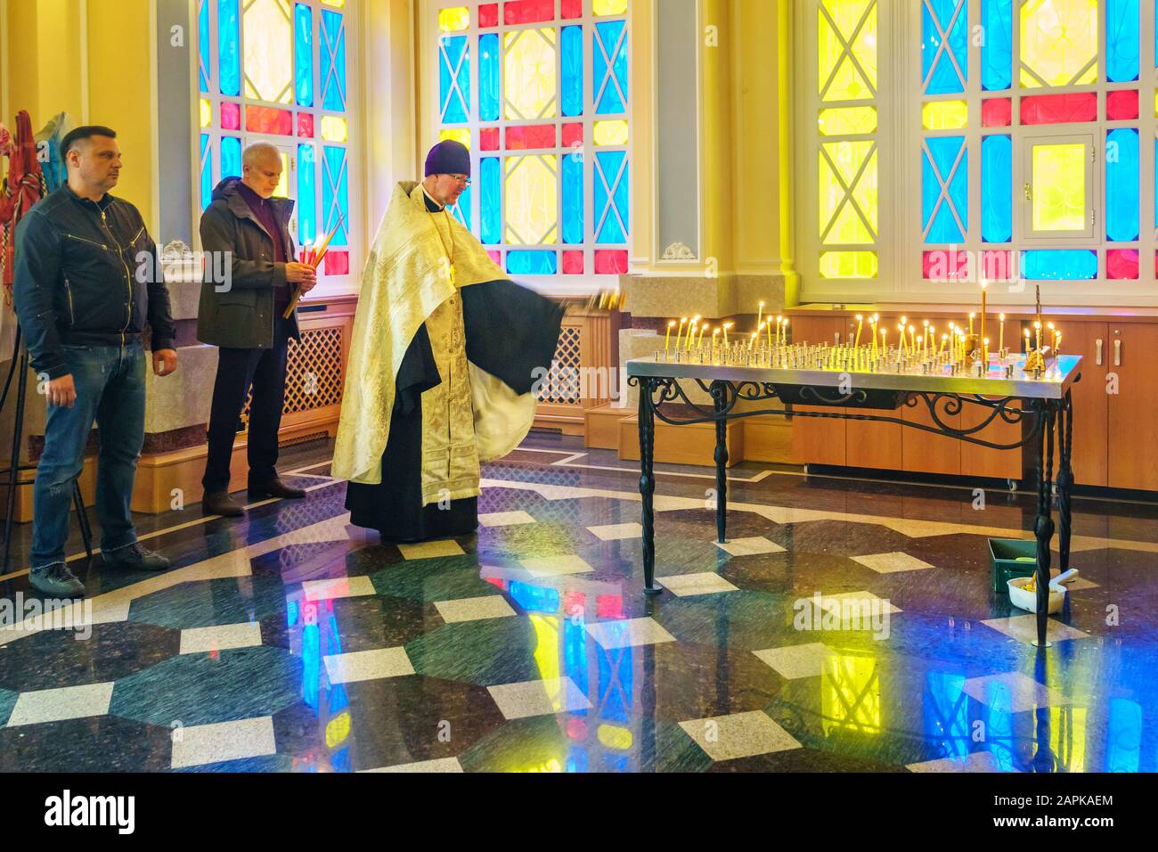 Der orthodoxe Priester kondensiert mit Thurible in der Wahrzeichen der Kathedrale von Himmelfahrt alias Zenkov in Almaty Kasachstan Stockfoto