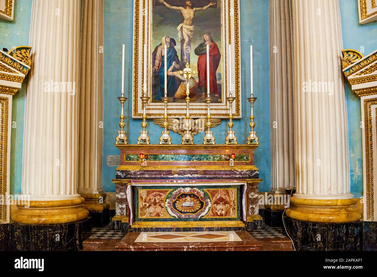 Mosta, Malta 13. Juni 2019: Das Innere der Rotunde der Mariä-Himmelfahrts-Basilika mit malerischer Kuppel und Dekor Stockfoto