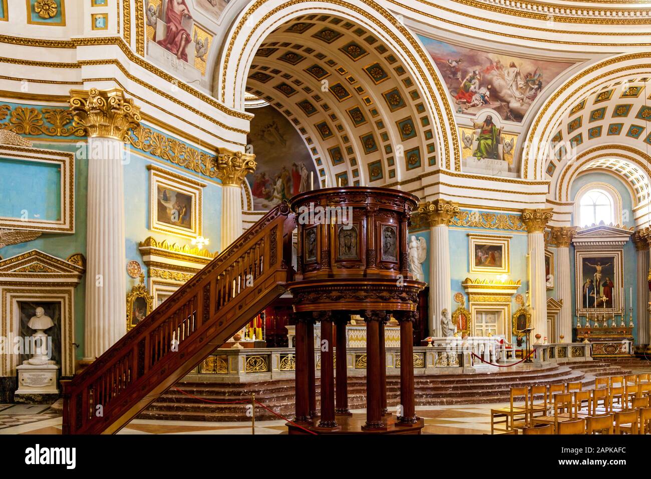 Mosta, Malta 13. Juni 2019: Das Innere der Rotunde der Mariä-Himmelfahrts-Basilika mit malerischer Kuppel und Dekor Stockfoto