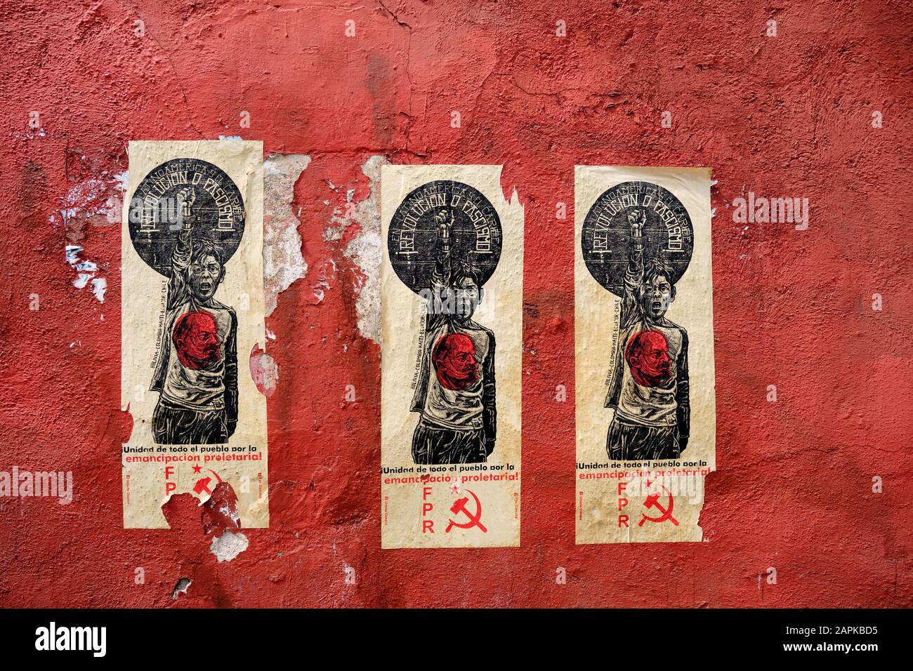 Drei nebeneinander angefügte Plakate der FPR (Frente Popular Revolucionario) an einer terra cota coulored Wand in Mexiko Stockfoto