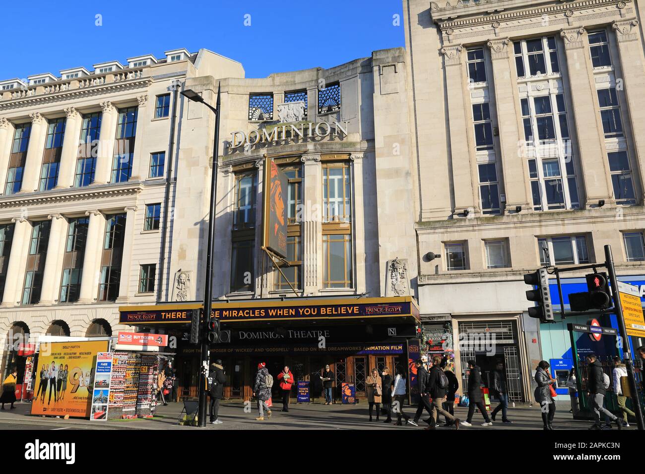 Das Dominion Theatre an der Tottenham Court Road im Londoner West End in Großbritannien Stockfoto