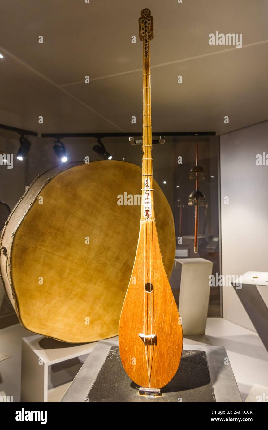 Jahrhundert Dombra-Saiteninstrument im Museum für kasachische Musikinstrumente in Almaty Kasachstan Stockfoto