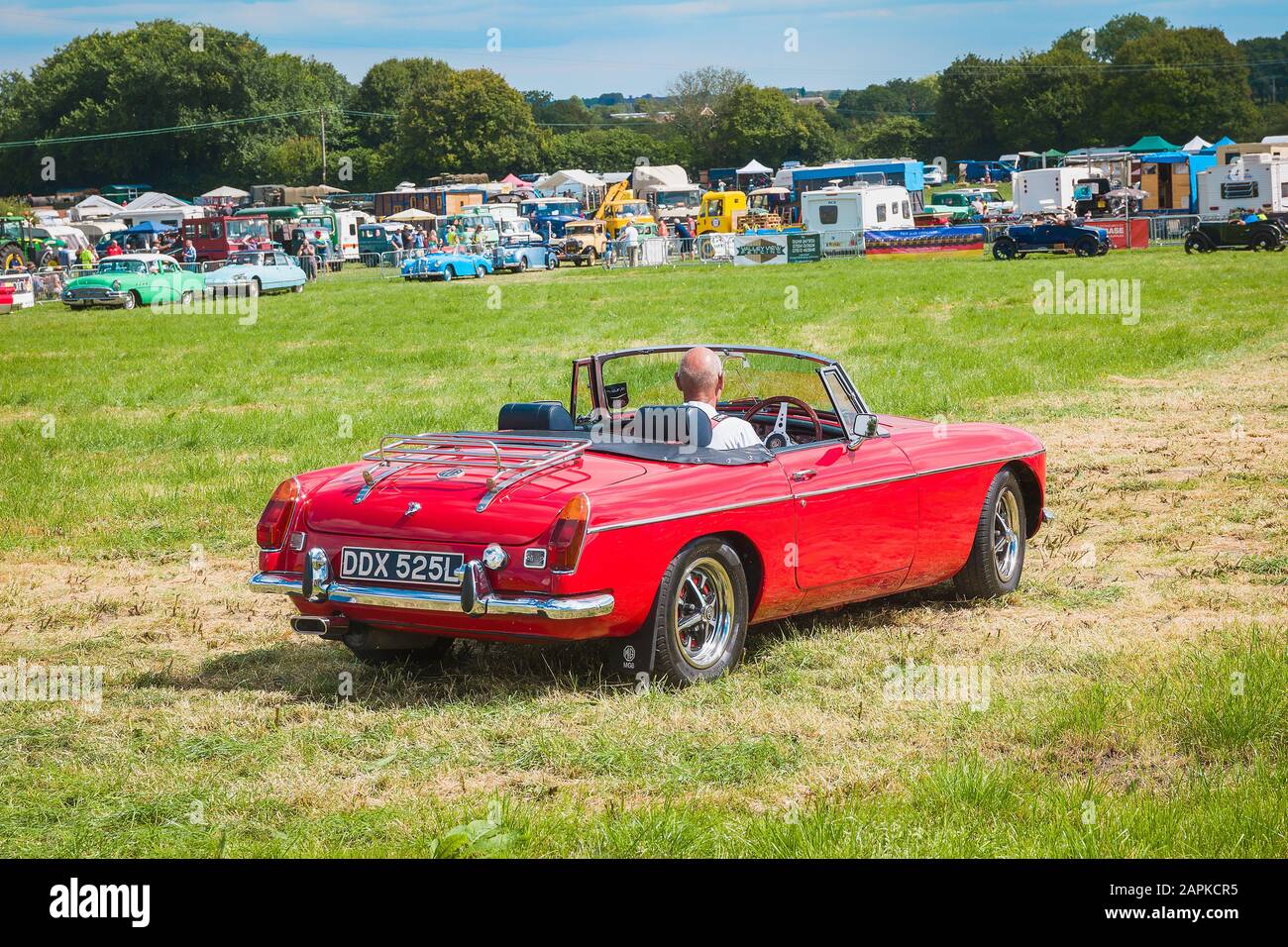 Ein roter offener britischer MGB-Sportwagen aus den 1970er Jahren auf der Heddington Country Fair in Wiltshire England Großbritannien Stockfoto