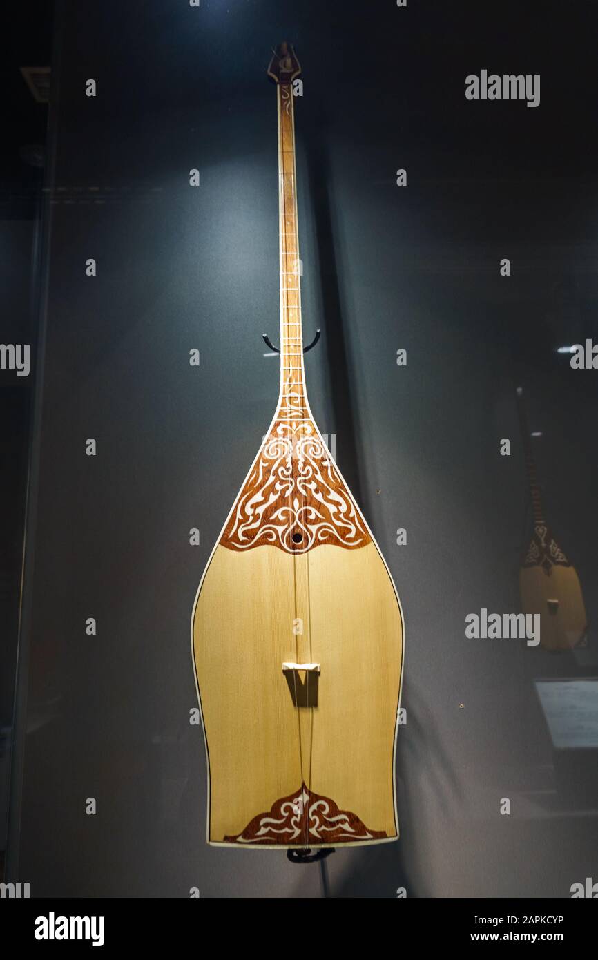 Jahrhundert gezupftes Saiteninstrument im Museum kasachischer Musikinstrumente in Almaty Kasachstan Stockfoto