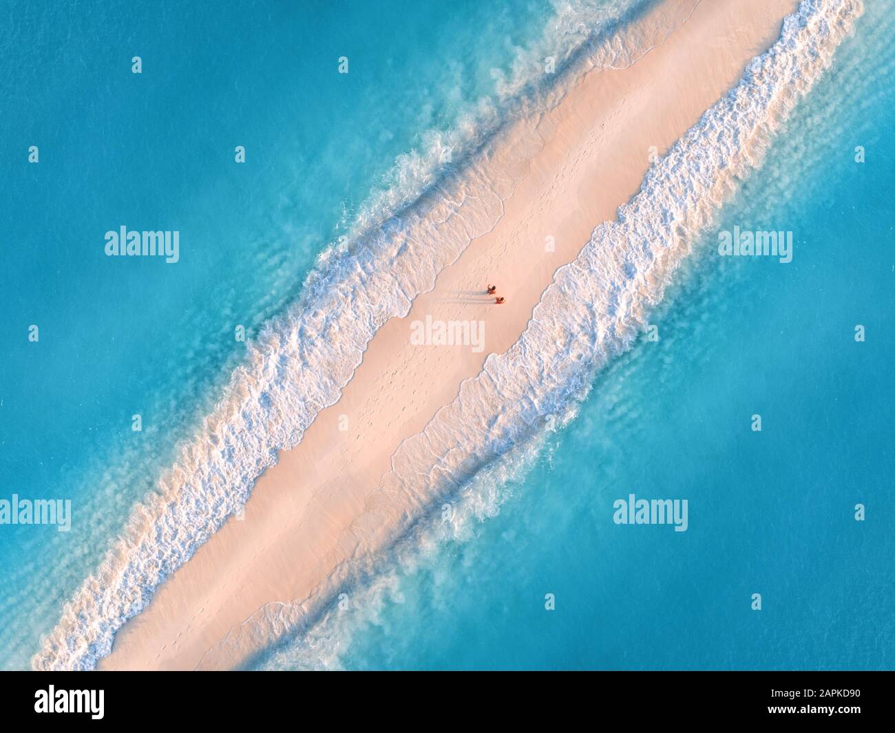 Luftbild blaues Meer mit Wellen auf beiden Seiten und Menschen Stockfoto