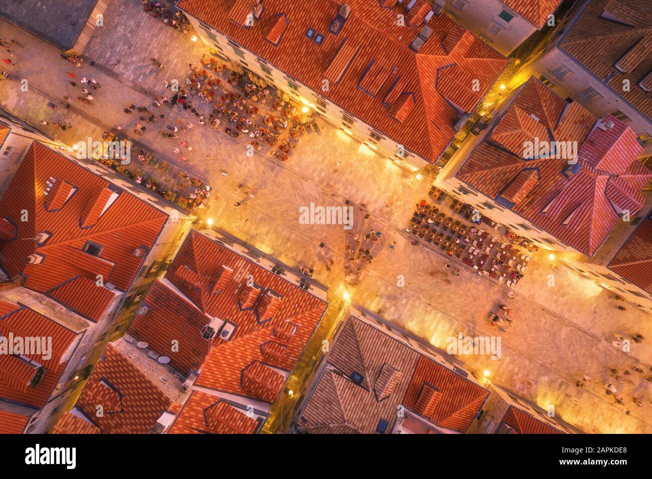 Luftaufnahme der Häuser mit roten Dächern in der Nacht in Dubrovnik Stockfoto