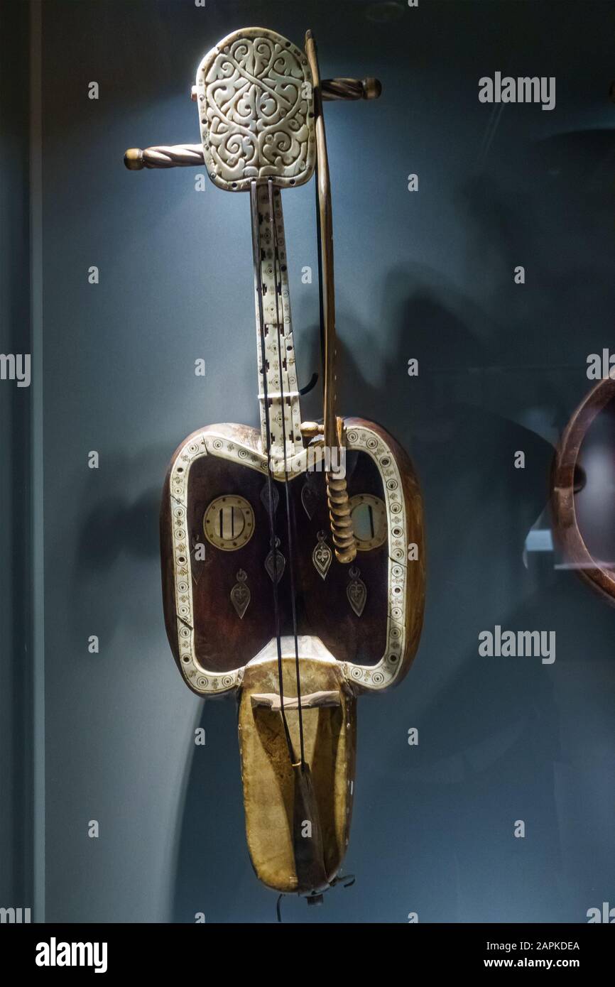Ein kobyz-Saiteninstrument im Museum für kasachische Musikinstrumente in Almaty Kasachstan Stockfoto