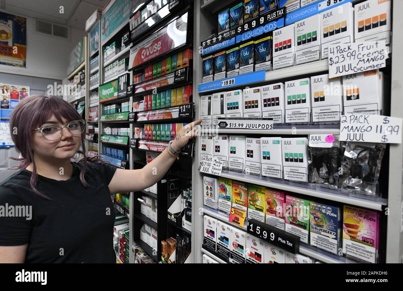 Racine, Wisconsin, USA. 15 Sep, 2019. Vaping und E-Zigarette Produkte,  einschlielich gewrzt, die Prsident Donald J. Trumpf sagte, er wolle zu  verbieten, sind fr den Verkauf Sonntag, September 15, 2019 bei Skonto