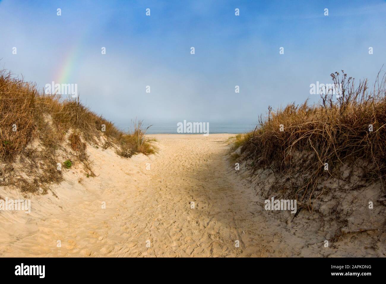 Am Rande des Wassers an der Chesapeake Bay in Virginia Beach ist ein Regenbogen zu sehen. Stockfoto