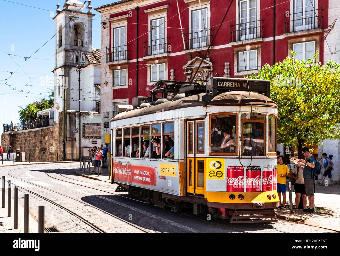 Die historische Straßenbahn von Lissabon ist voller Touristen im Bezirk Alfama. Stockfoto