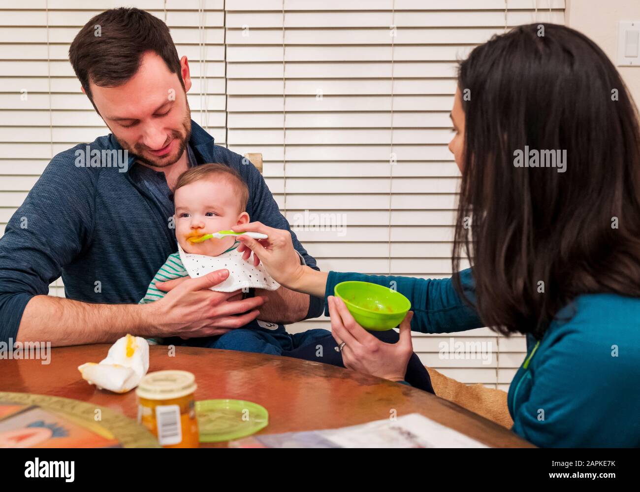 Eltern Löffel Fütterung sieben Monate alter Baby Junge Stockfoto