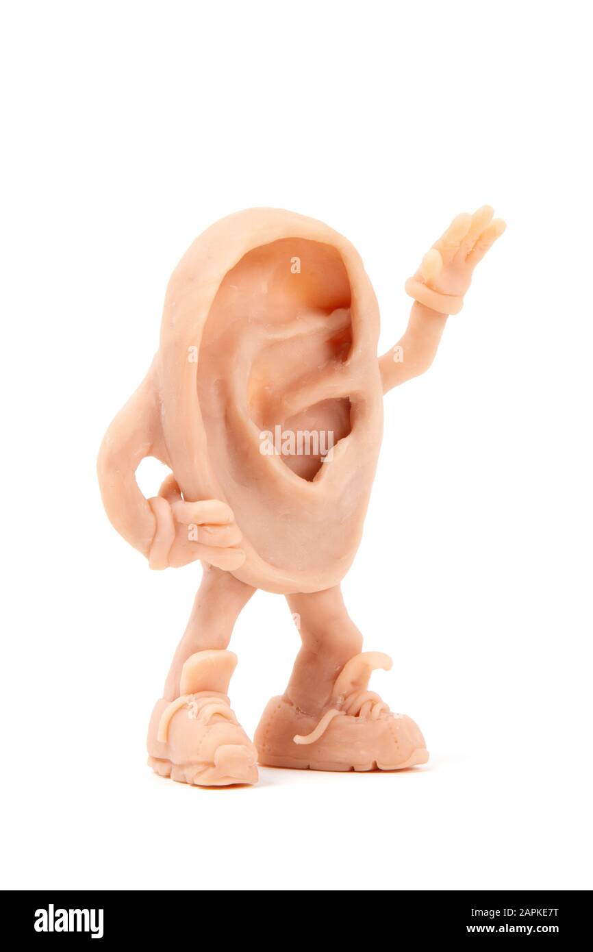 Tonplastik eines Ohres auf weißem Grund Stockfoto