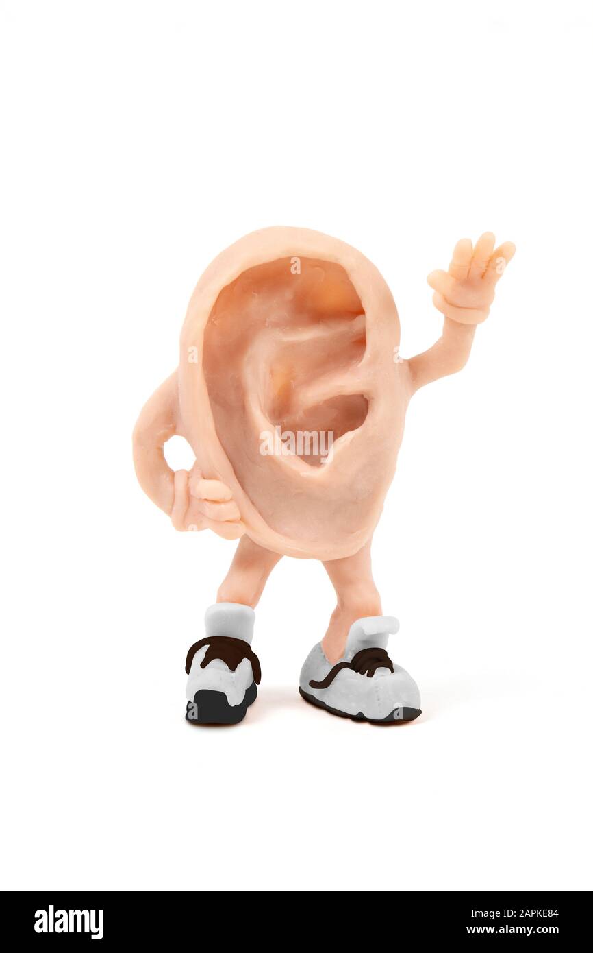 Tonplastik eines Ohres auf weißem Grund Stockfoto