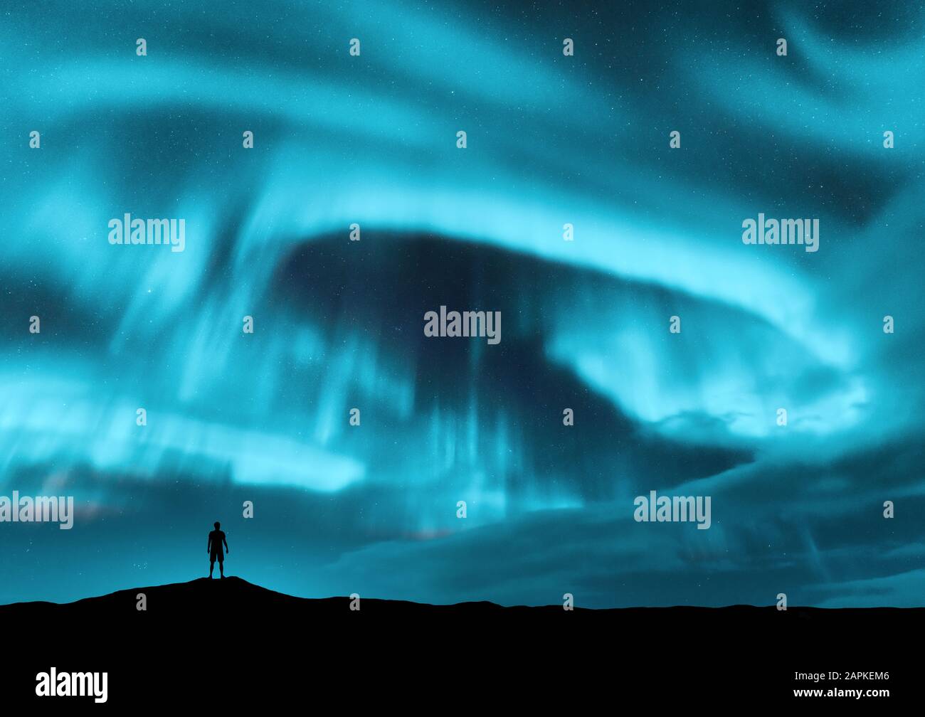 Aurora borealis und Silhouette des stehenden Menschen Stockfoto