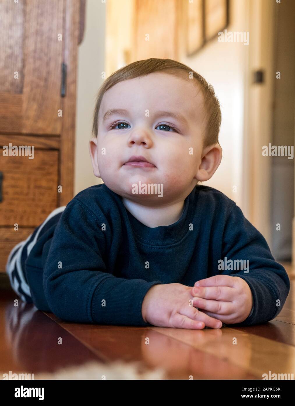 Glücklicher siebenmonatiger alter Babyjunge Stockfoto