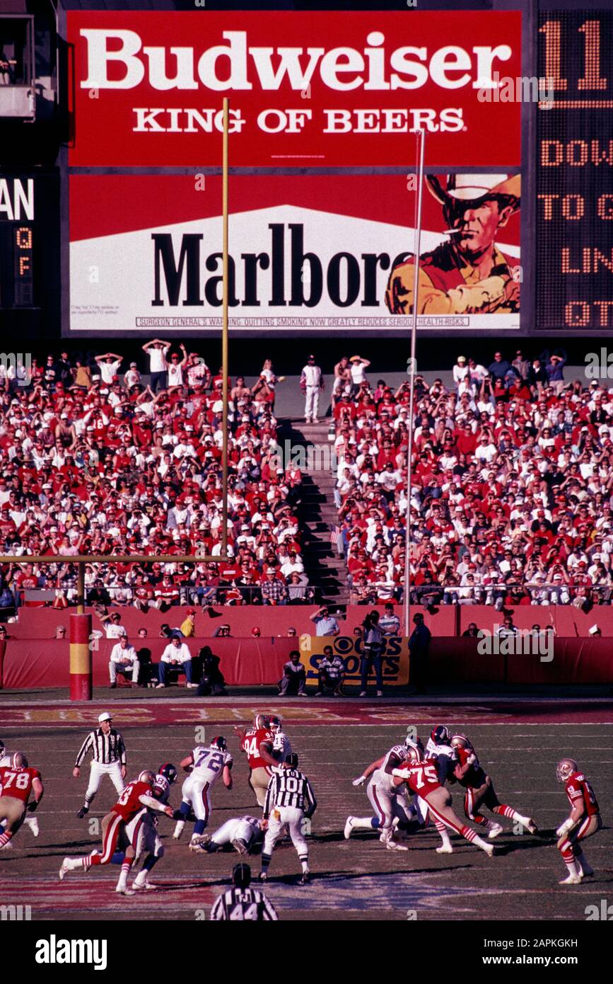 Bier (Alkohol) und Zigarettenwerbung (Tabak) im Candlestick-Stadion während des Meisterschaftsspiels der National Football Conference 1991 zwischen den New York Giants und San Francisco 49ers in San Francisco, Januar 1991. Stockfoto