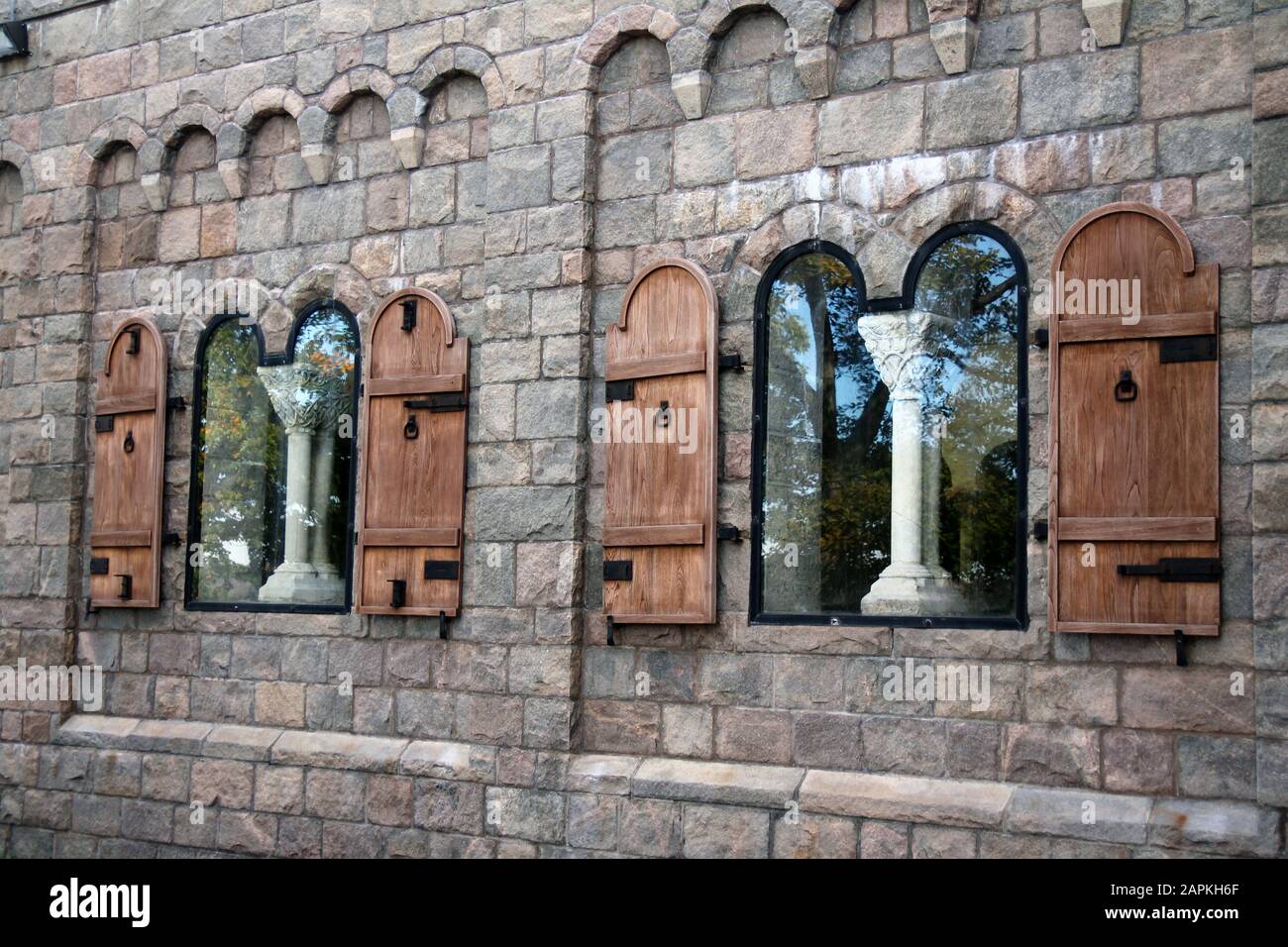 Die historischen Fenster der Kreuzgänge und die Wände Stockfoto