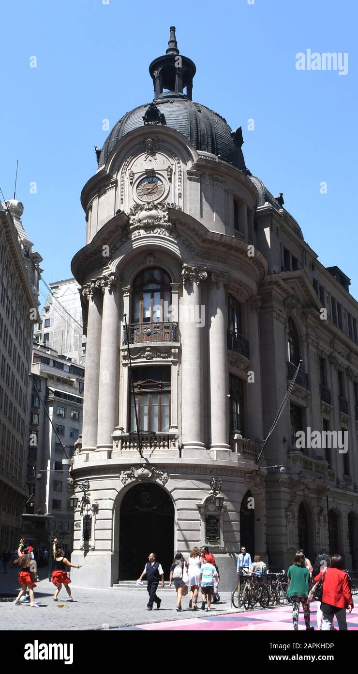 Santiago, Chile. Feb. 2019. Die historische Bolsa de Comercio oder Börse befindet sich in der Nähe der Plaza de Armas in Santiago, Chile, 19. Februar 2019. Das Gebäude im Stil der Renaissance wurde im Jahr 1917 erbaut. Credit: Mark Hertzberg/ZUMA Wire/Alamy Live News Stockfoto