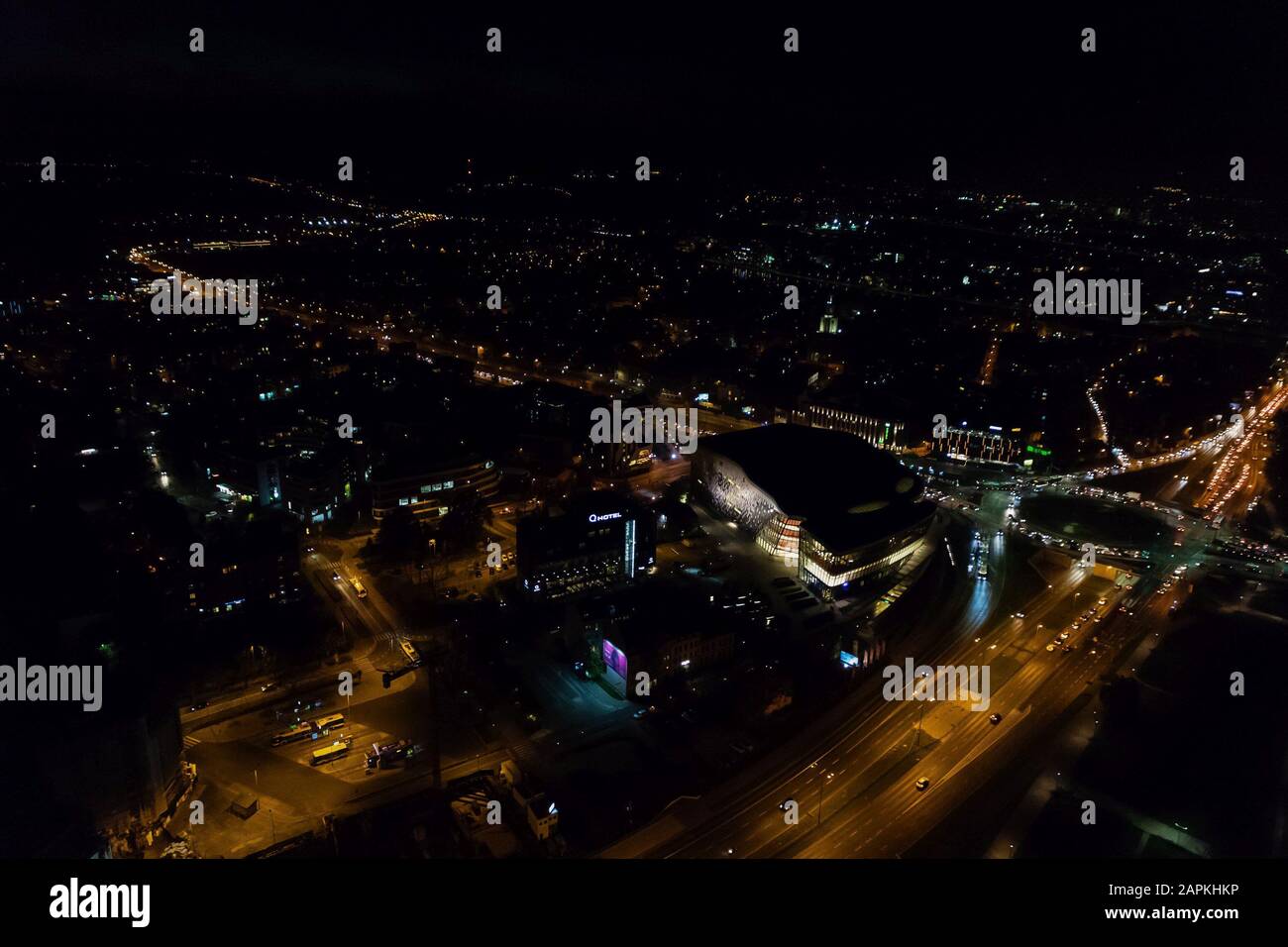 Oktober 26, 2019. Krakau, Polen. Nacht Stadt mit glänzenden Lichtern, Luftaufnahme Stockfoto
