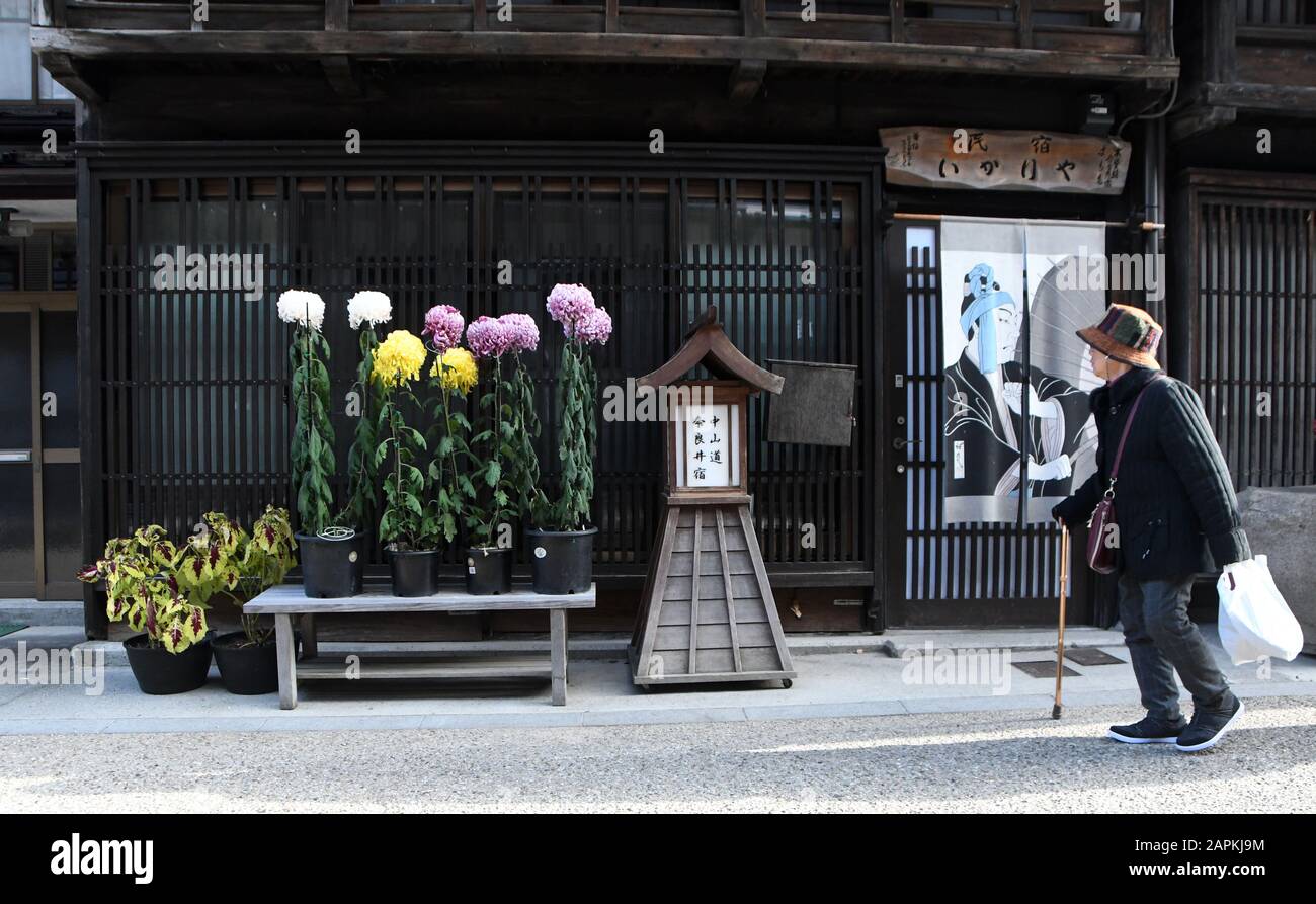 Naraijuku, Japan. Nov. 2018. Eine Japanerin geht am ikariya inn vorbei, einem Minshuku (oder einem familiengeführten gasthaus) auf dem Nakasendo Trail in Naraijuku, Japan, Samstag, 17. November 2018. Credit: Mark Hertzberg/ZUMA Wire/Alamy Live News Stockfoto
