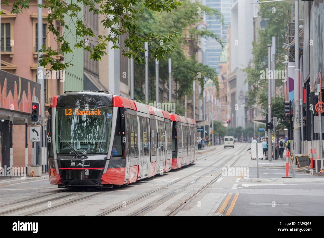 Dez. 2019:Eine der neuen Stadtbahnen von Sydney in der George Street Sydney, Australien. Die Straßenbahn verkehrt zwischen den Vororten Randwick und Circular Quay Stockfoto