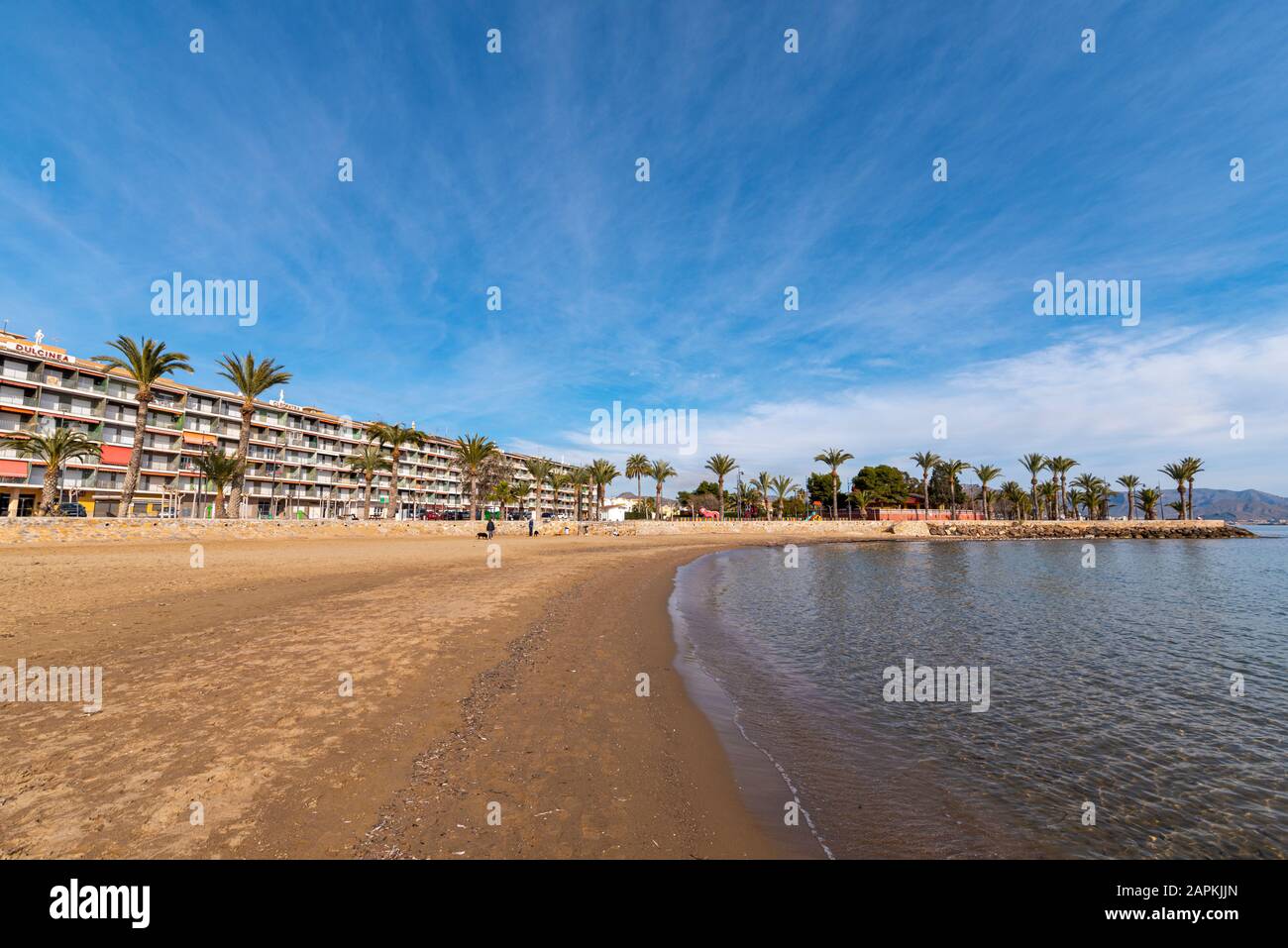 Hotels am Strand in Puerto de Mazarron, Region Murcia, Costa Calida, Spanien. Benannte Statuen auf Dächern. Apartments im mediterranen Meer Stockfoto