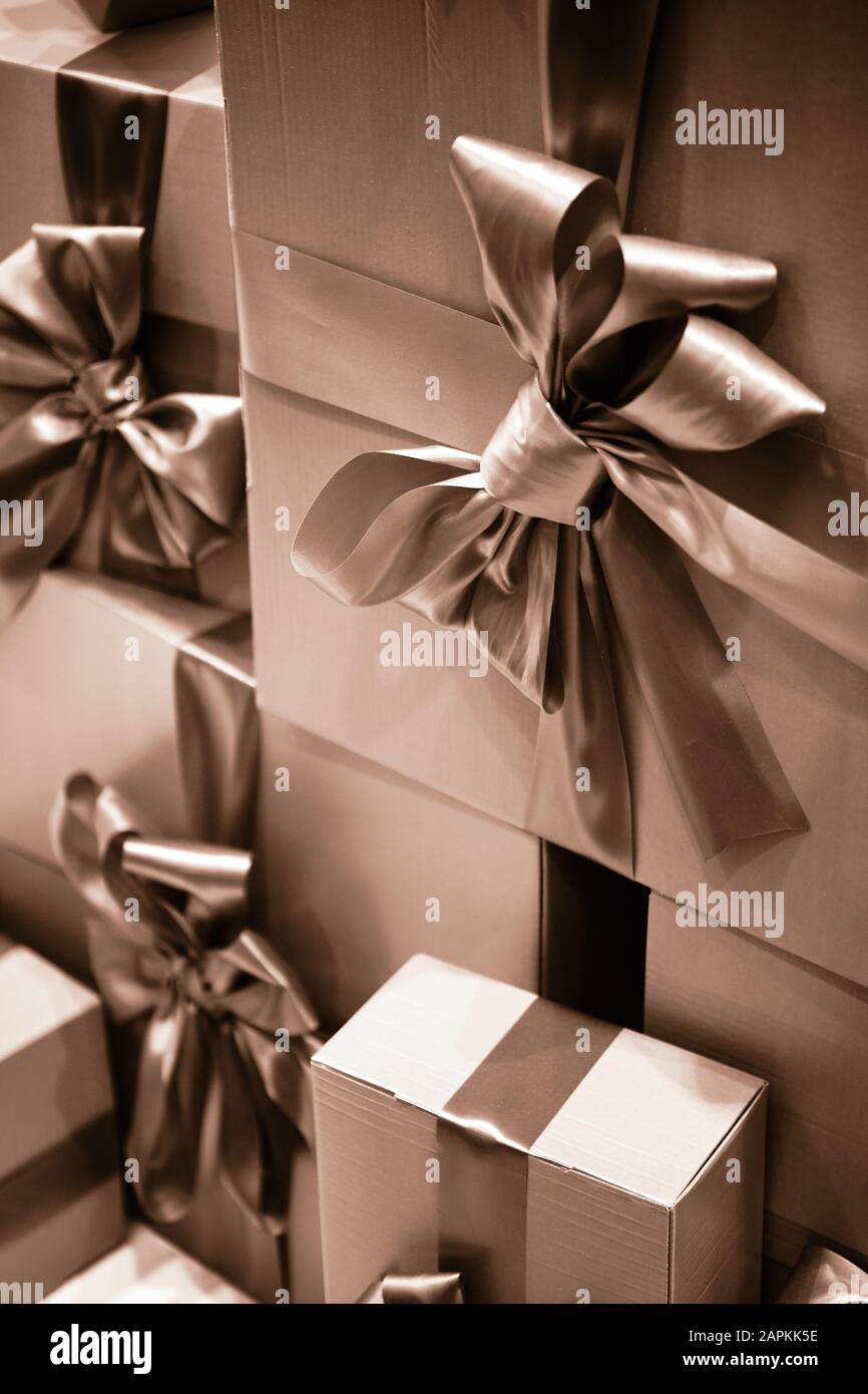 Geschenkschachteln mit Schleifen in Sepia. Vertikal. Nahaufnahme. Stockfoto