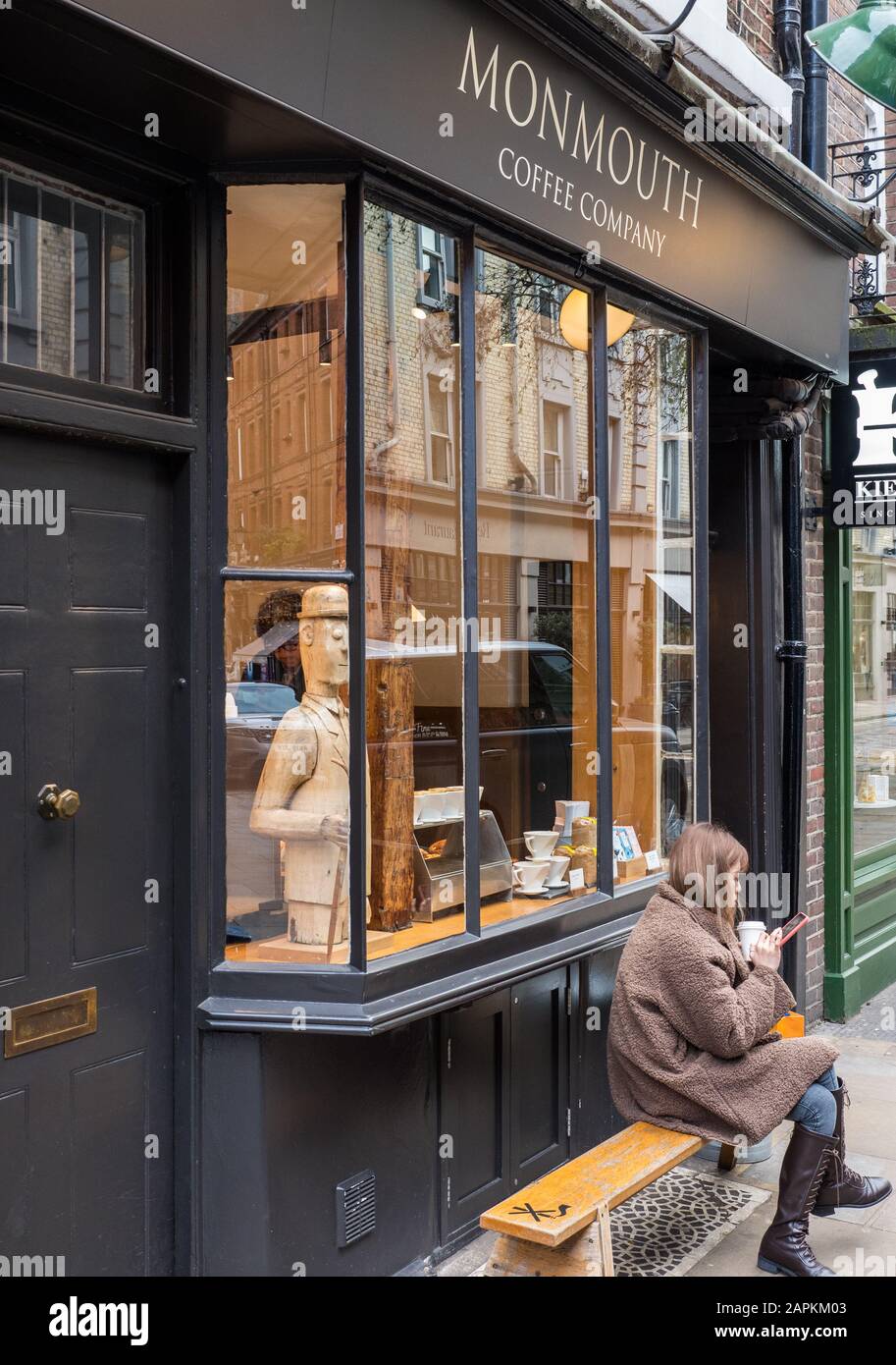 Frau Sitzt draußen, Monmouth Coffee Shop, Seven Dials, Covent Garden, London, England, Großbritannien, GB. Stockfoto