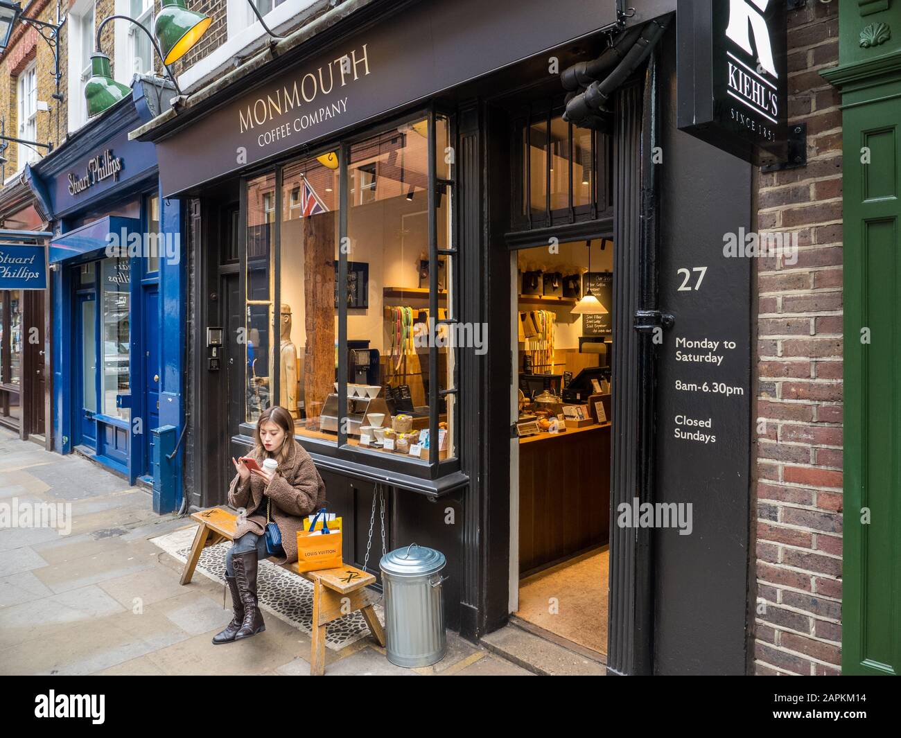 Frau Sitzt draußen, Monmouth Coffee Shop, Seven Dials, Covent Garden, London, England, Großbritannien, GB. Stockfoto