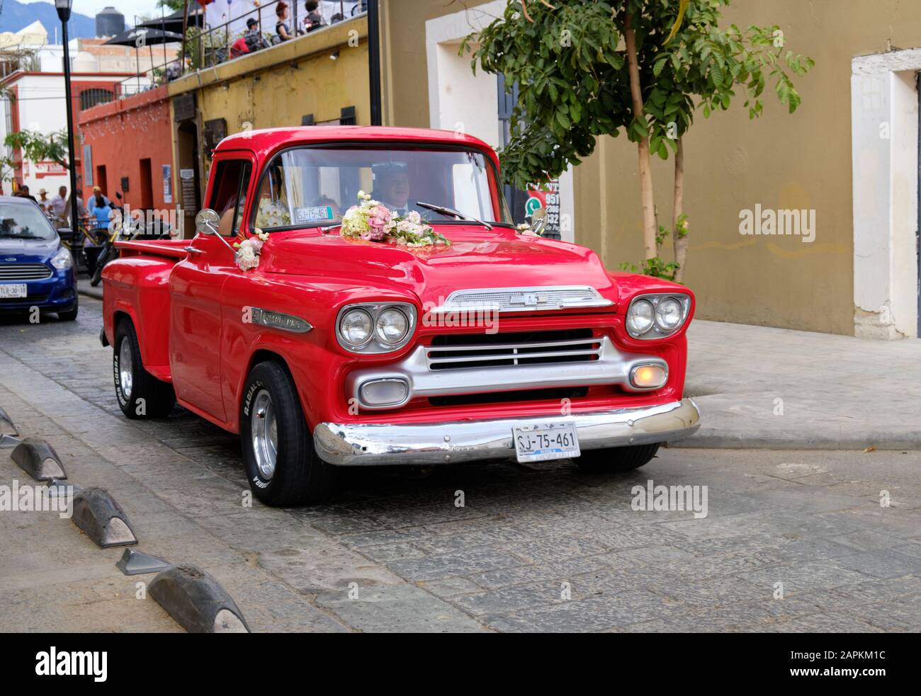 Red Chevrolet Apache Truck, Teil der Hochzeitsfeier, auf der Straße Old Colonial Old Town Oaxaca, Mexiko Stockfoto