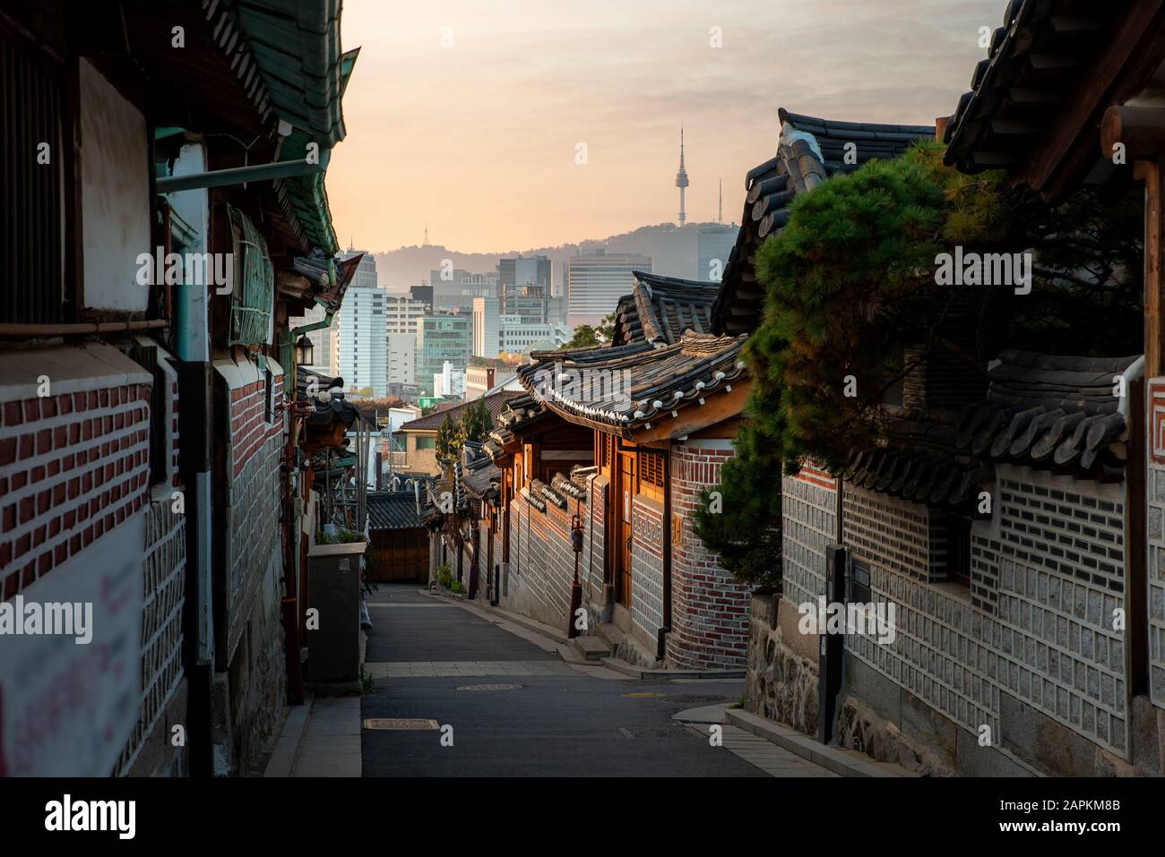 Traditionelle koreanische Architektur im Bukchon Hanok Village mit N Seoul Tower im Hintergrund in Seoul, Südkorea. Asiatischer Tourismus, Geschichtsbau Stockfoto