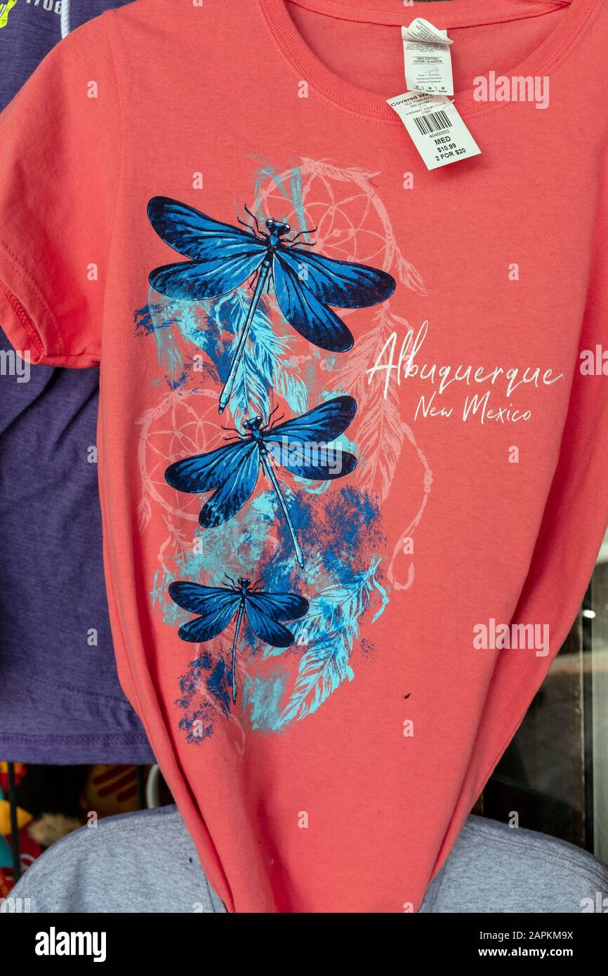 Das T-Shirt "Vibrant Dreamcatcher" für Damen ist mit Libellen verziert, die in Albuquerque In Der Altstadt zu verkaufen sind Stockfoto