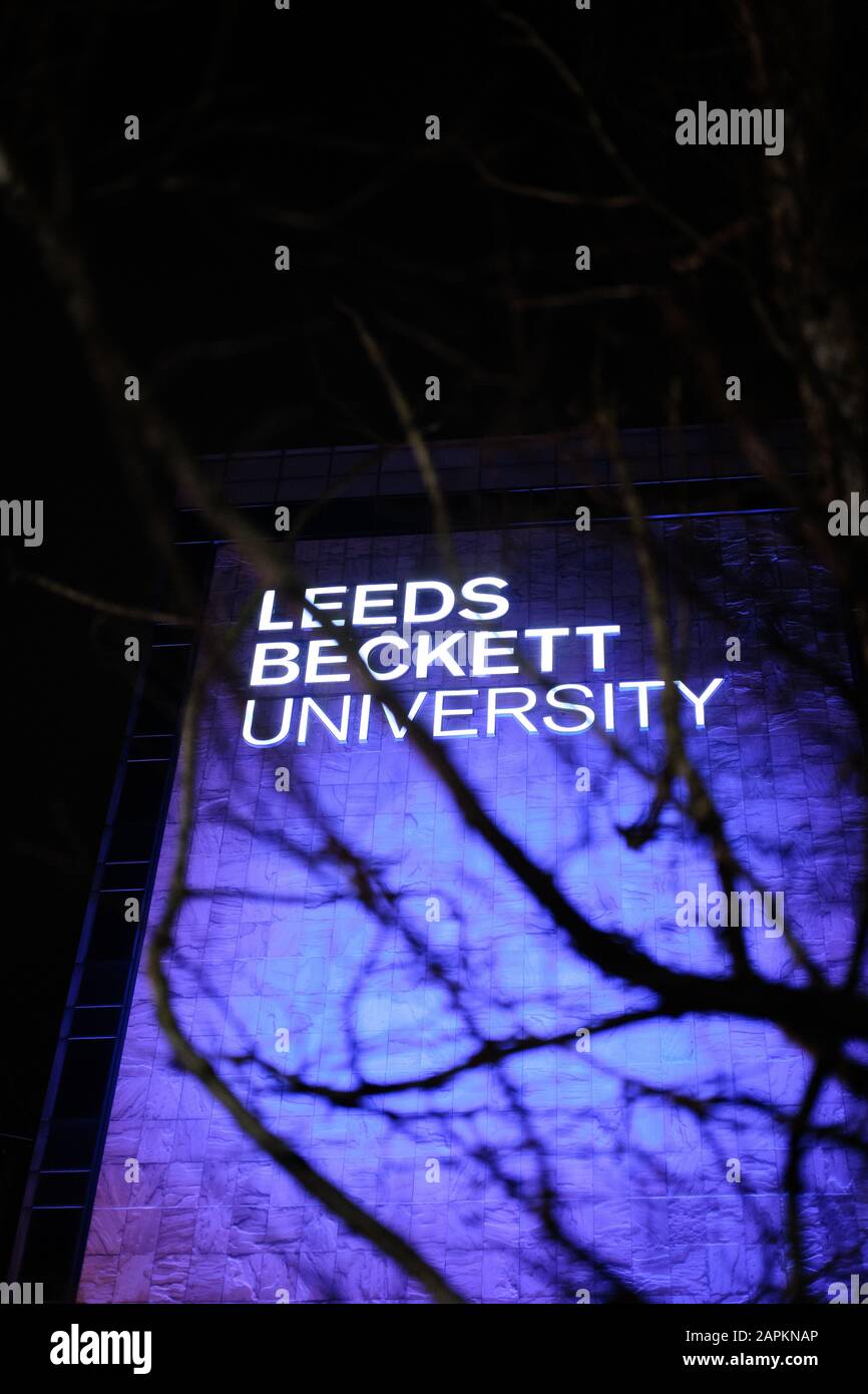 Leeds, GROSSBRITANNIEN - 11. Januar 2020: Nahaufnahme hinter einem Baum der Leeds Beckett University in der Nacht Stockfoto