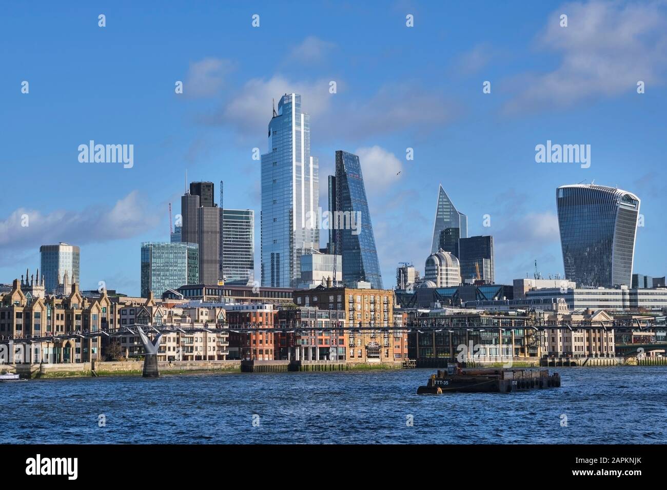 Großbritannien, England, London, Barge unter der Millennium Bridge mit Skyline im Hintergrund Stockfoto
