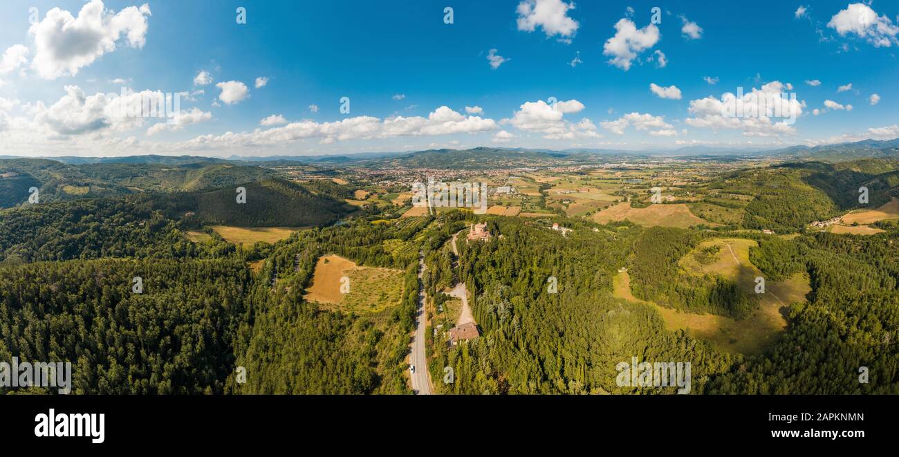 Italien, Provinz Perugia, Citta di Castello, Luftaufnahme der Sommerlandschaft mit Stadt im Hintergrund Stockfoto
