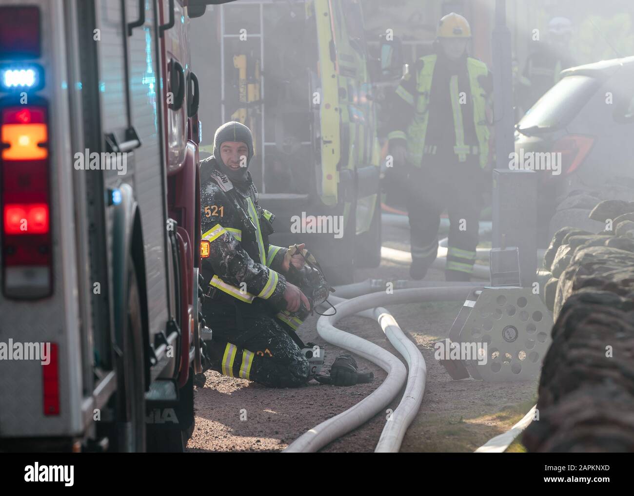 Bei diesem Hausbrand in Skälderviken, Schweden, wurde eine Person verletzt. Stockfoto