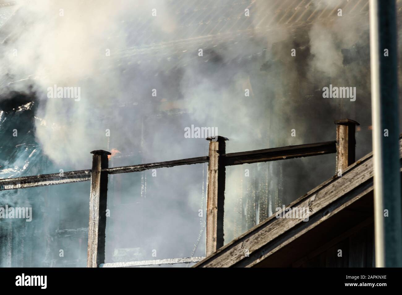 Bei diesem Hausbrand in Skälderviken, Schweden, wurde eine Person verletzt. Stockfoto